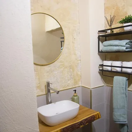 度假居 Vittoria - Charming 500-year-old House Nestled Within The Fortified Walls Of