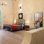 Vittoria - Charming 500-year-old House Nestled Within The Fortified Walls Of
