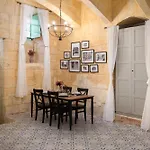 Vittoria - Charming 500-year-old House Nestled Within The Fortified Walls Of Ferienhaus